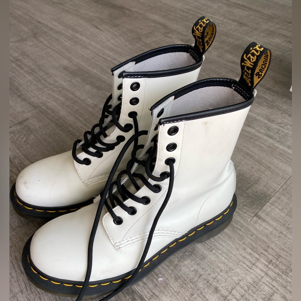 WHITE DOC MARTENS SIZE 6